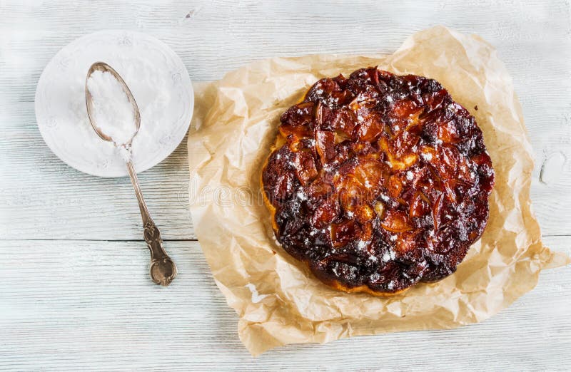 Tort de mere caramelizate, de casă, pe fond de lemn. vedere de sus pentru zahărul de gheață royalty free stock images