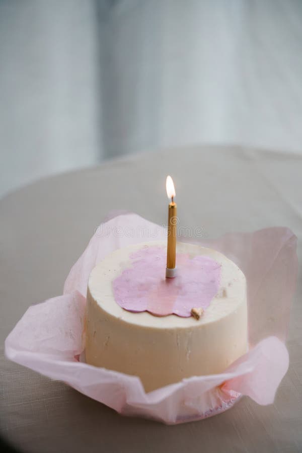 Tort simplu elegant pentru ziua de naștere cu o singură lumânare pe masă stock photo