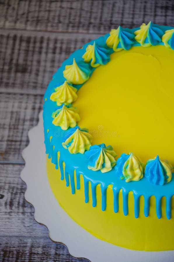 Torta Amarilla Y Azul Del Goteo Del Color Del Queso Cremoso Con Los  Merengues Imagen de archivo - Imagen de ingredientes, azul: 101166783