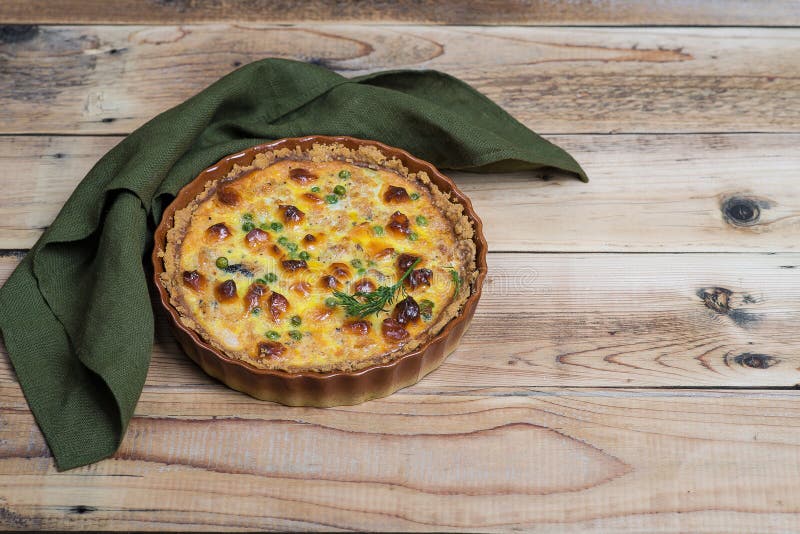 Torta aperta rubiconda rotonda con il materiale da otturazione del formaggio e della verdura fotografie stock Torta aperta rubiconda rotonda con il materiale da otturazione del formaggio e della verdura fotografie stock
