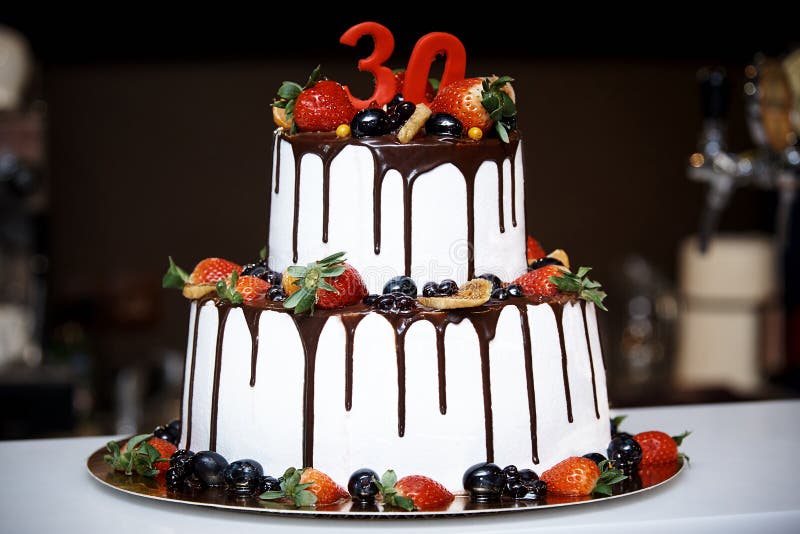 Torta Blanca De Dos Pisos Con Las Frutas Frescas Y El Chocolate Foto de