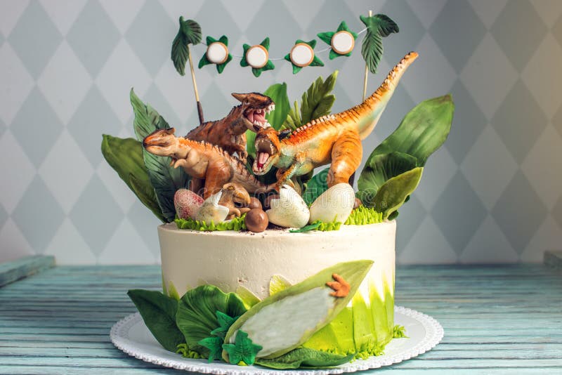 Torta Blanca Del Día De Fiesta De Los Niños Adornada Con Los Dinosaurios En  La Selva Del Período Jurásico Postres De Las Ideas De Imagen de archivo -  Imagen de helado, partido: