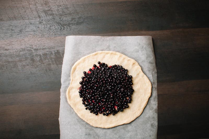 Torta casalinga di galette Il processo di fabbricazione del dolce Dessert squisito Torta del ribes nero Ricetta casalinga fotografia stock Torta casalinga di galette Il processo di fabbricazione del dolce Dessert squisito Torta del ribes nero Ricetta casalinga fotografia stock