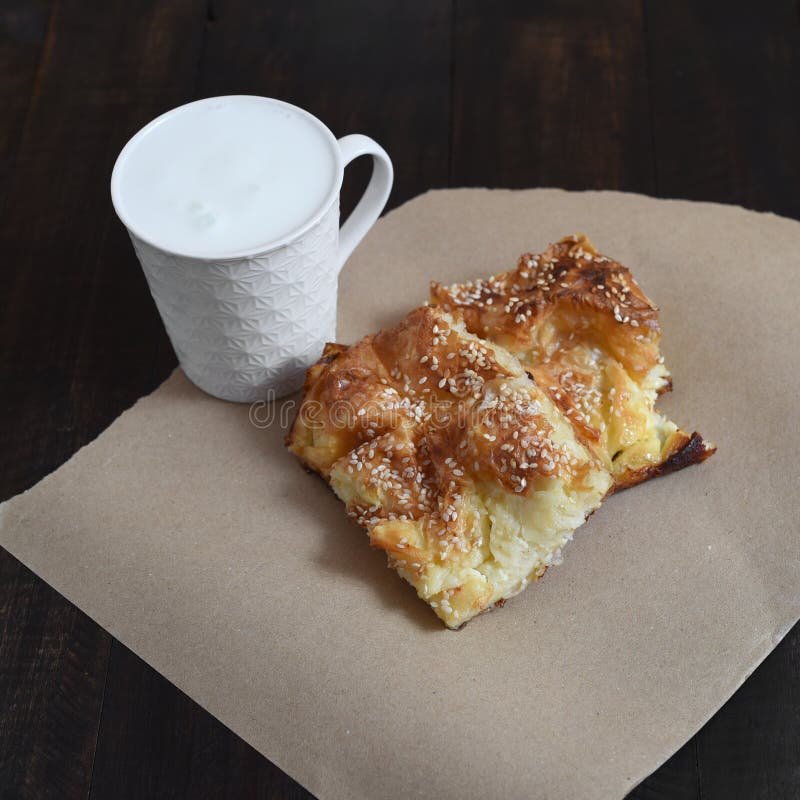 Torta de queijo caseira e leite fotografia de stock royalty free