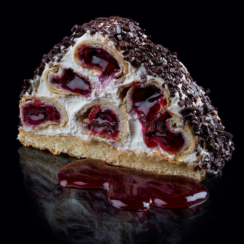Torta con las cerezas en una crema batida crema-cremosa imagen de archivo libre de regalías Torta con las cerezas en una crema batida crema-cremosa imagen de archivo libre de regalías