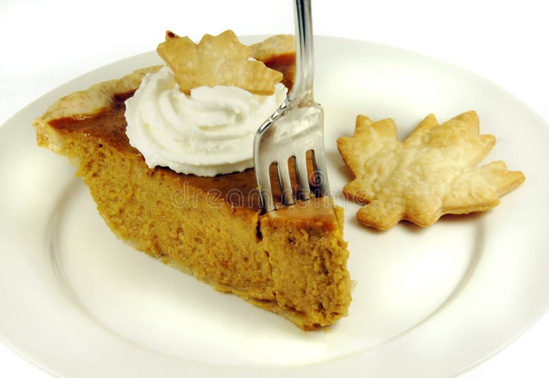 Torta de abóbora com creme chicoteado fotografia de stock royalty free Torta de abóbora com creme chicoteado fotografia de stock royalty free