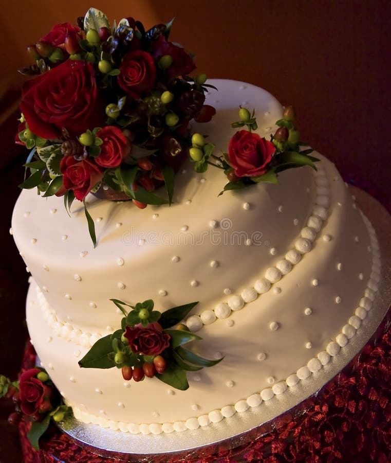 Torta de boda blanca con las rosas rojas fotos de archivo libres de regalías Torta de boda blanca con las rosas rojas fotos de archivo libres de regalías