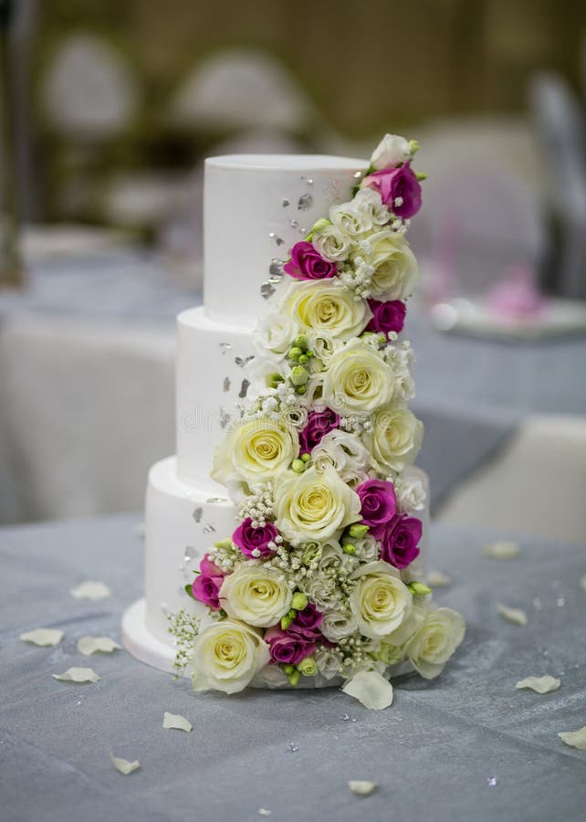 Torta De Boda En Tres Capas Imagen de archivo Imagen de torta, rosa
