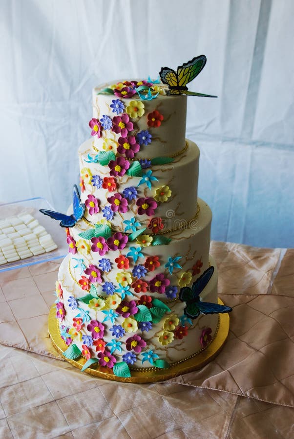 Torta de boda florida con las mariposas
