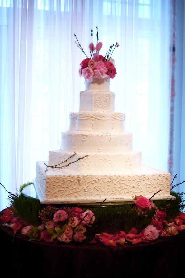 Torta de boda hermosa foto de archivo Torta de boda hermosa foto de archivo