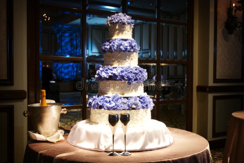 Torta de boda hermosa en una recepción nupcial fotografía de archivo libre de regalías Torta de boda hermosa en una recepción nupcial fotografía de archivo libre de regalías
