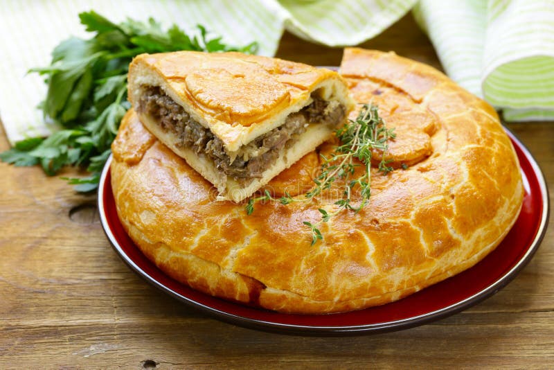 Torta de carne caseira com tomilho imagens de stock