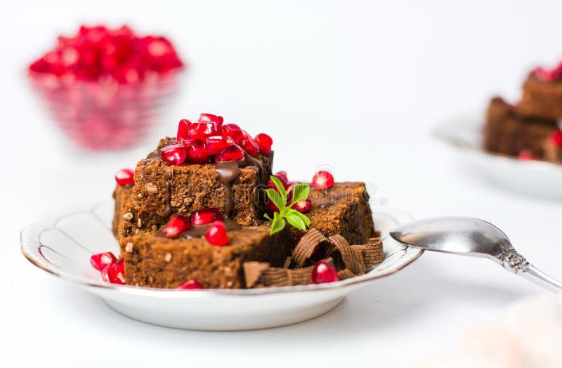 Torta De Chocolate Con La Granada En Una Placa Foto de archivo Imagen