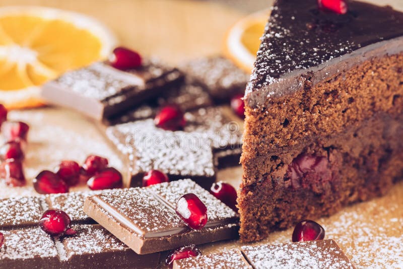 Torta De Chocolate Con La Granada Y La Naranja Secada Imagen de archivo