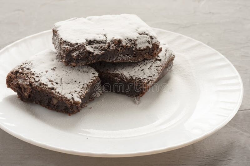 Torta de chocolate deliciosa en una placa blanca adornada con una flor Hornada hecha en casa Empanada americana tradicional Empan imagen de archivo libre de regalías Torta de chocolate deliciosa en una placa blanca adornada con una flor Hornada hecha en casa Empanada americana tradicional Empan imagen de archivo libre de regalías