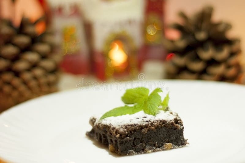Torta de chocolate deliciosa en una placa blanca adornada con una flor Hornada hecha en casa Empanada americana tradicional Empan imágenes de archivo libres de regalías Torta de chocolate deliciosa en una placa blanca adornada con una flor Hornada hecha en casa Empanada americana tradicional Empan imágenes de archivo libres de regalías