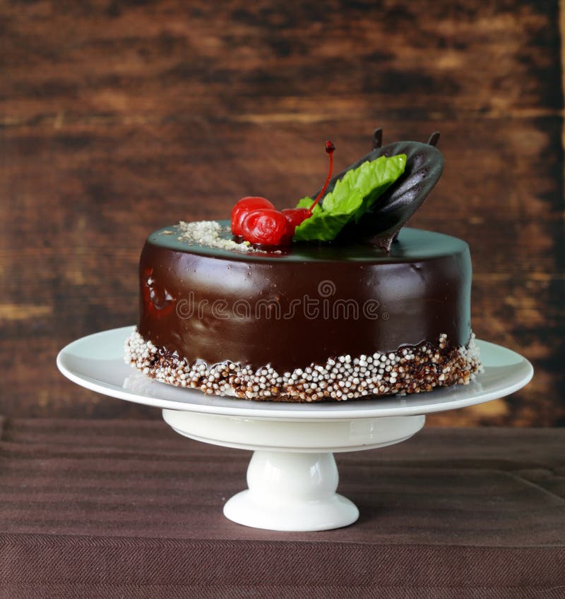 Torta de chocolate hermosa festiva con la formación de hielo imagen de archivo Torta de chocolate hermosa festiva con la formación de hielo imagen de archivo