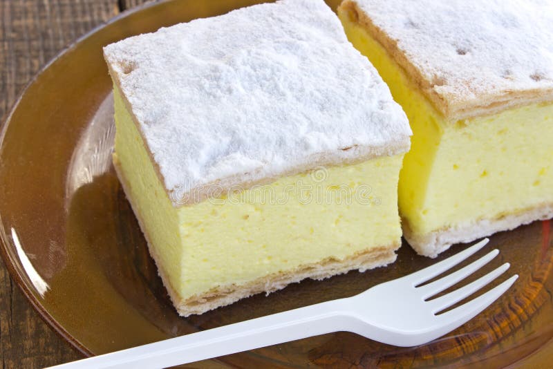 Torta de creme com camadas de massa folhada na placa na tabela de madeira imagens de stock royalty free Torta de creme com camadas de massa folhada na placa na tabela de madeira imagens de stock royalty free