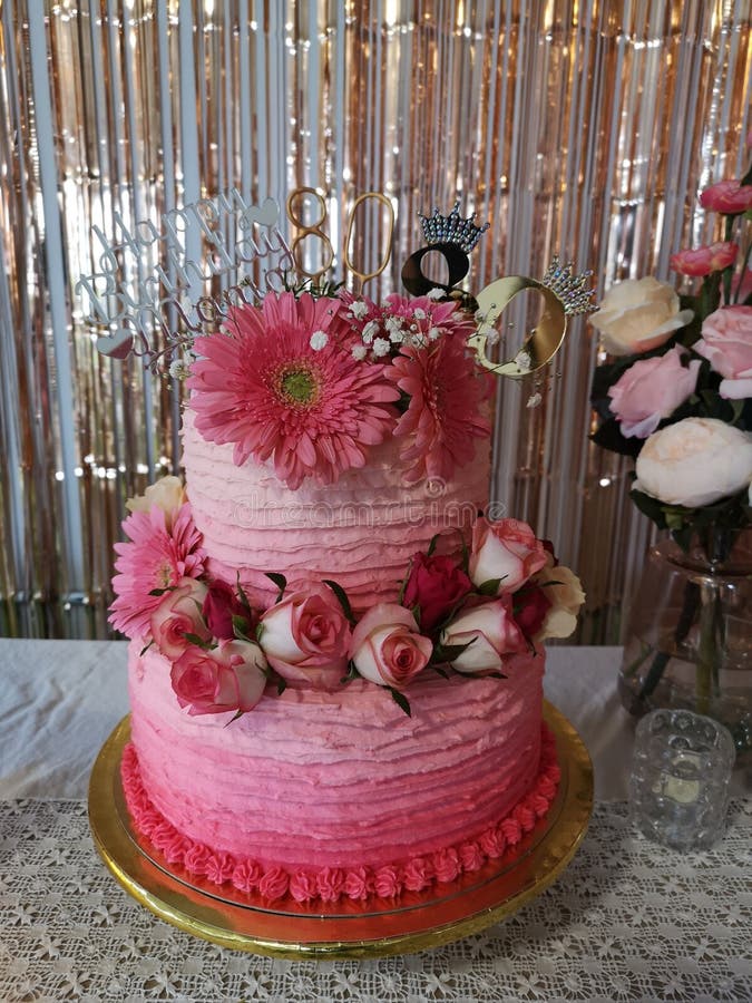 Torta De Cumpleaños Con Flores Naturales Gerberas Y Rosas Imagen de archivo