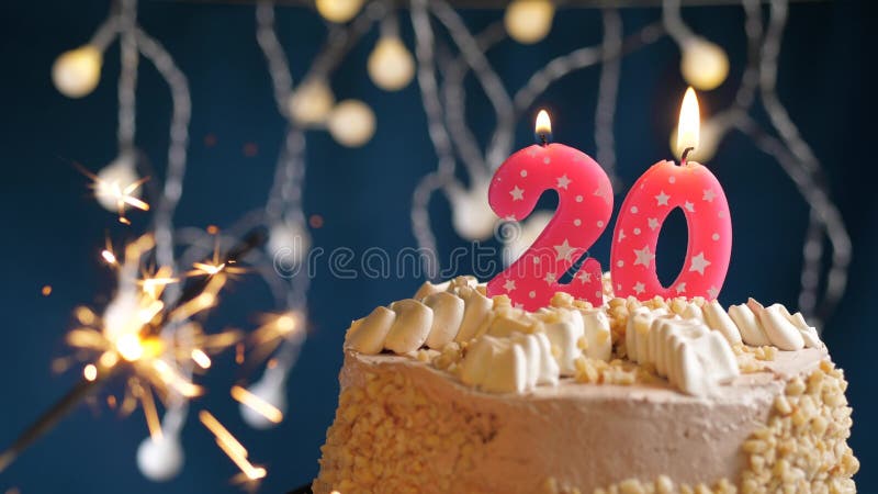 Pastel de cumpleaños de 2 años sobre fondo pastel colorido aislado