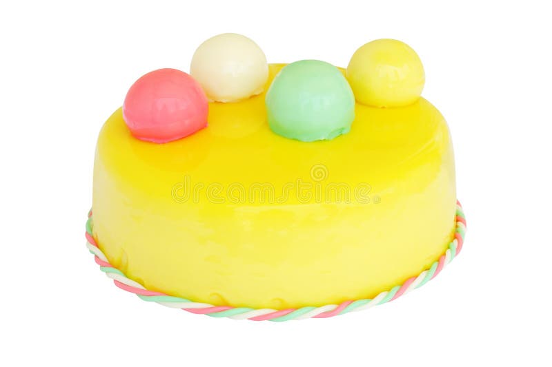 Torta de cumpleaños amarilla con las bolas coloreadas aisladas en blanco imagen de archivo Torta de cumpleaños amarilla con las bolas coloreadas aisladas en blanco imagen de archivo