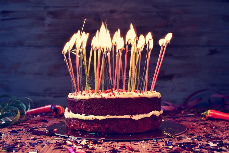 Torta De Cumpleaños Con Muchas Velas Encendidas Foto De Archivo Imagen De Regalo Alimento 