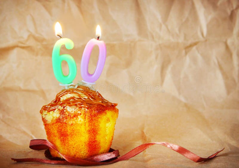 Torta de cumpleaños con las velas ardientes como número sesenta imagen de archivo libre de regalías Torta de cumpleaños con las velas ardientes como número sesenta imagen de archivo libre de regalías