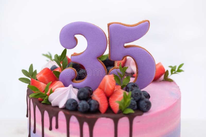 Torta de cumpleaños hermosa con el número treinta y cinco fotografía de archivo libre de regalías Torta de cumpleaños hermosa con el número treinta y cinco fotografía de archivo libre de regalías