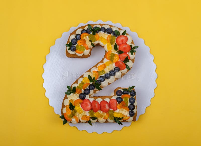 Torta de cumpleaños hermosa en la forma de dos figuras fotos de archivo Torta de cumpleaños hermosa en la forma de dos figuras fotos de archivo