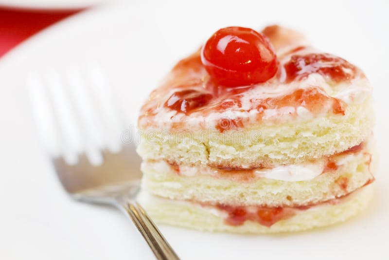 Torta De La Dimensión De Una Variable Del Corazón De Tres Capas Foto de