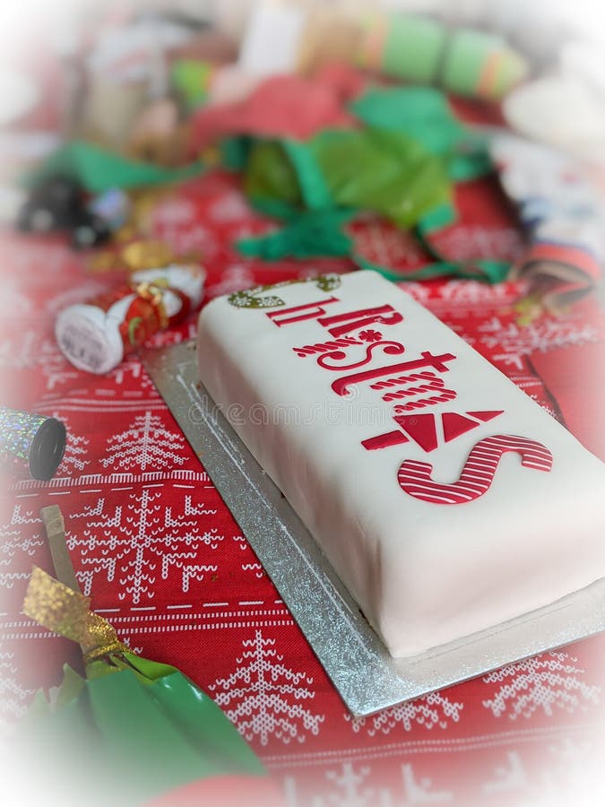 Torta de la Navidad en la tabla sucia después del partido vignette fotos de archivo libres de regalías Torta de la Navidad en la tabla sucia después del partido vignette fotos de archivo libres de regalías