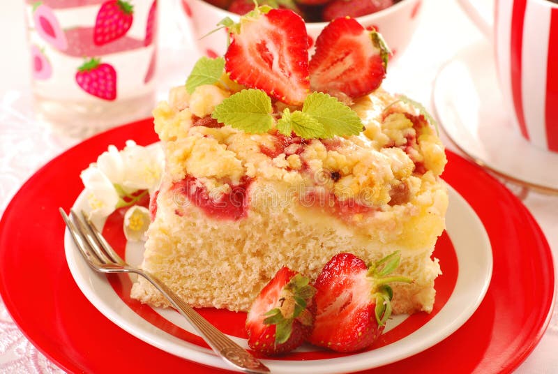 Torta de levadura con la fresa foto de archivo Torta de levadura con la fresa foto de archivo