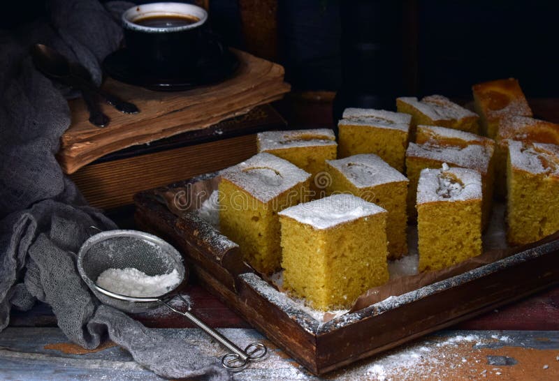Torta de maíz hecha en casa con las mandarinas en fondo oscuro Empanada dulce brasileña tradicional cornbread Cambiante oscuro de fotos de archivo libres de regalías Torta de maíz hecha en casa con las mandarinas en fondo oscuro Empanada dulce brasileña tradicional cornbread Cambiante oscuro de fotos de archivo libres de regalías