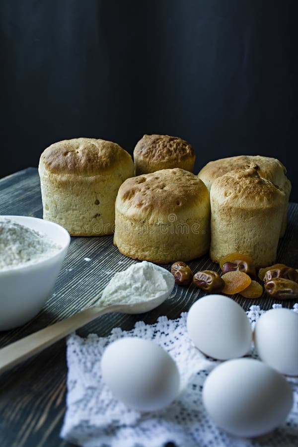 Torta de Pascua en un fondo oscuro Tortas frescas con las frutas secadas El proceso de cocinar la torta de Pascua Visi?n desde el fotos de archivo Torta de Pascua en un fondo oscuro Tortas frescas con las frutas secadas El proceso de cocinar la torta de Pascua Visi?n desde el fotos de archivo
