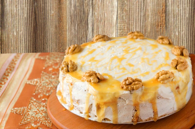 Torta de zanahoria con caramelo y nueces imagen de archivo Torta de zanahoria con caramelo y nueces imagen de archivo