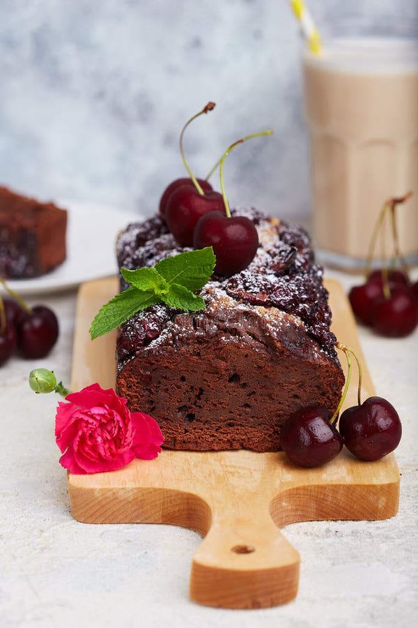 Torta del brownie del chocolate con las cerezas y el polvo del azúcar imagen de archivo libre de regalías Torta del brownie del chocolate con las cerezas y el polvo del azúcar imagen de archivo libre de regalías