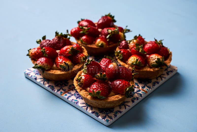 Torta del Tartlet o galleta de la torta de la cesta fotos de archivo libres de regalías Torta del Tartlet o galleta de la torta de la cesta fotos de archivo libres de regalías