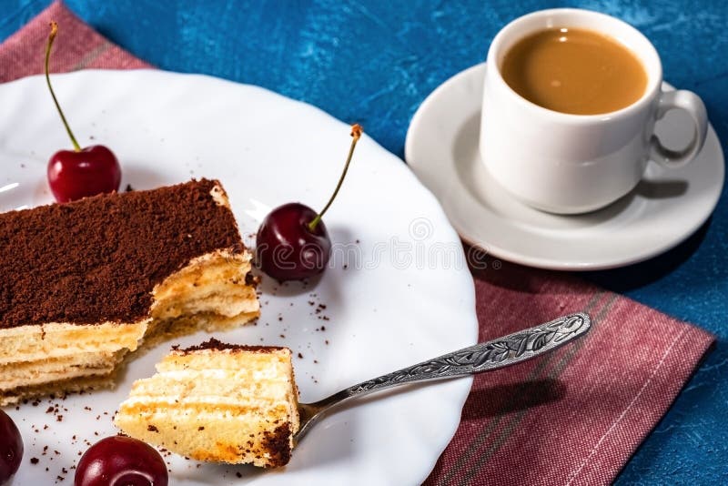 Torta delicada, ligera del tiramisu y una taza de café caliente con leche fotos de archivo Torta delicada, ligera del tiramisu y una taza de café caliente con leche fotos de archivo