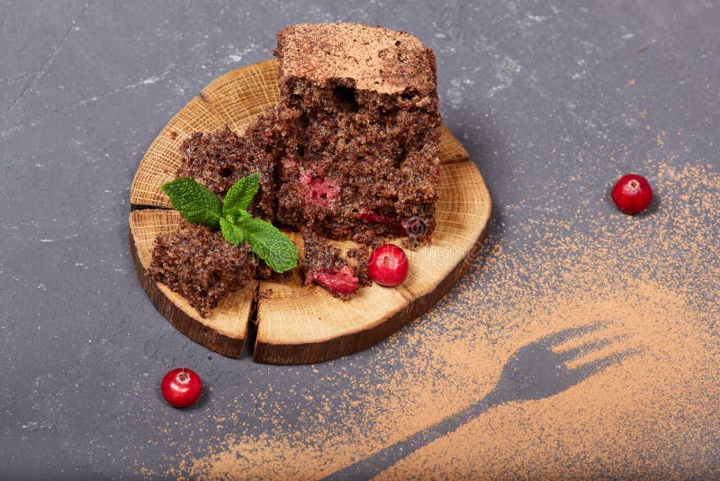 Torta deliciosa de la galleta del chocolate con los arándanos fotos de archivo Torta deliciosa de la galleta del chocolate con los arándanos fotos de archivo