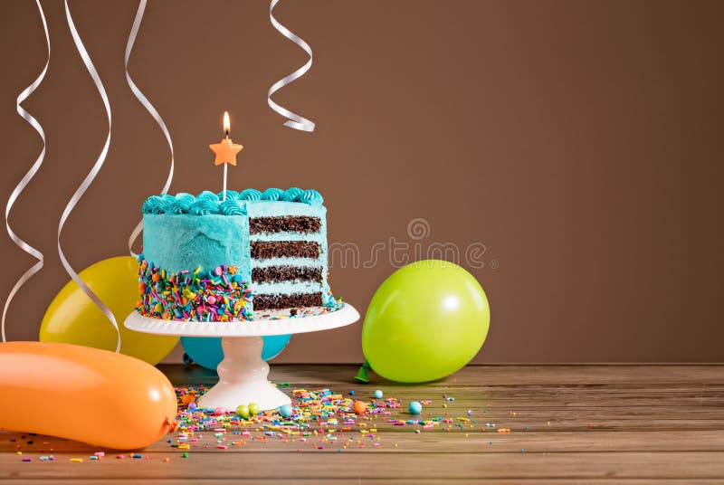 Torta di compleanno con i palloni fotografia stock Torta di compleanno con i palloni fotografia stock