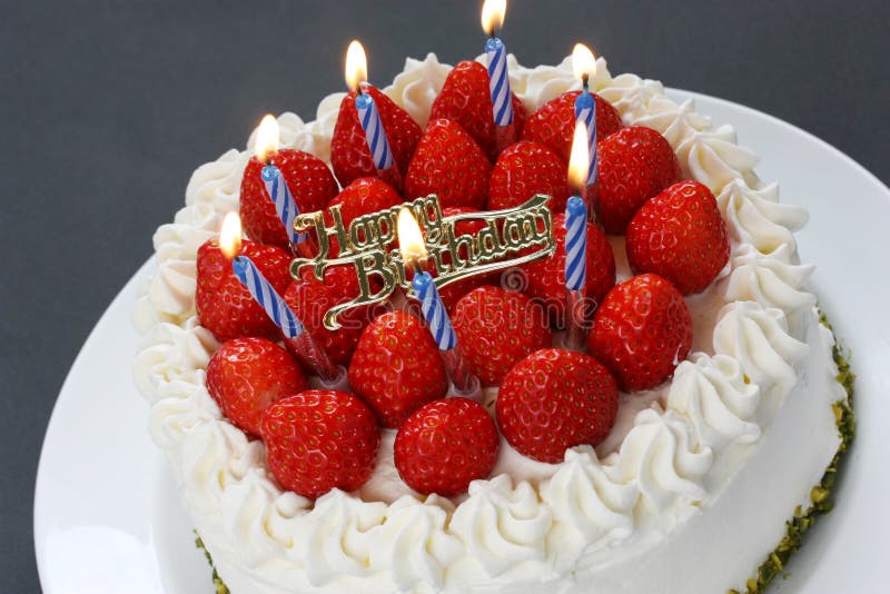 Torta di compleanno con le candele burning immagine stock libera da diritti Torta di compleanno con le candele burning immagine stock libera da diritti