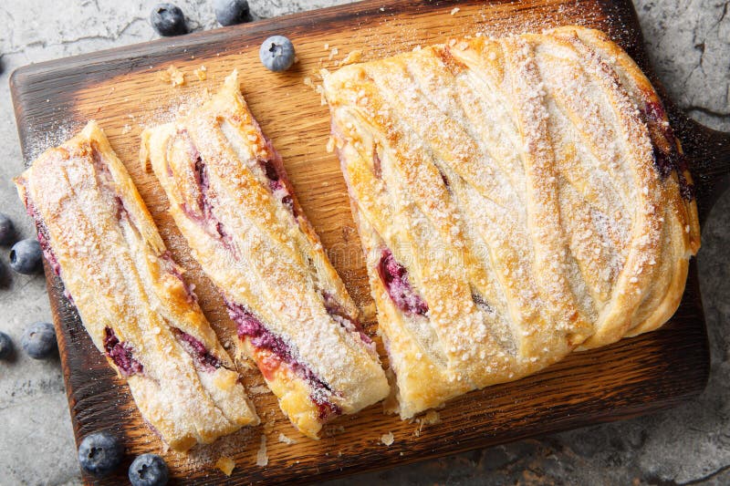 Torta di conifere con crema e mirtilli freschi di formaggio fresco a bordo di legno. Vista orizzontale in alto immagini stock libere da diritti
