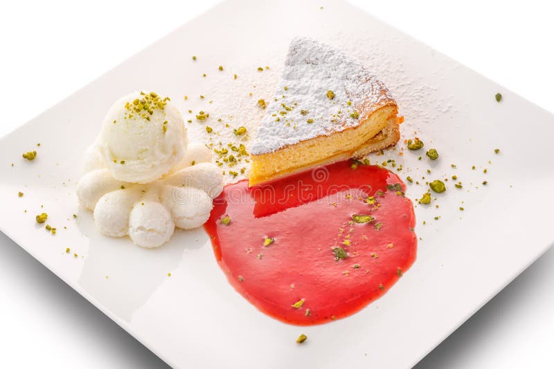 Torta di formaggio con il gelato del limone e la minestra rossa della frutta sul piatto bianco, dessert esclusivo, estate, pastic immagini stock libere da diritti Torta di formaggio con il gelato del limone e la minestra rossa della frutta sul piatto bianco, dessert esclusivo, estate, pastic immagini stock libere da diritti