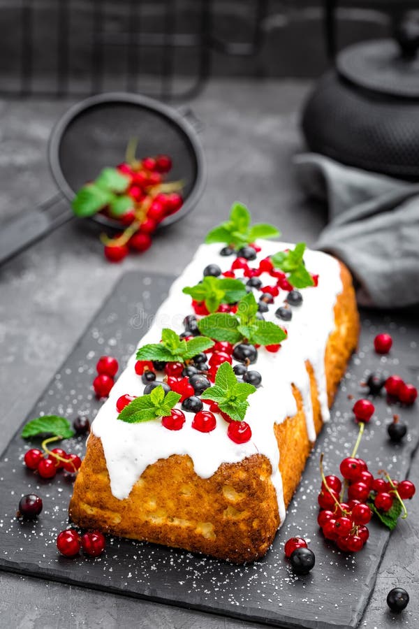 Torta di formaggio con le bacche ed il yogurt freschi, foto di riserva fotografia stock libera da diritti Torta di formaggio con le bacche ed il yogurt freschi, foto di riserva fotografia stock libera da diritti