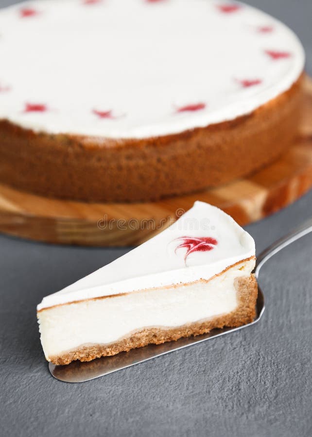 Torta di formaggio di New York su fondo scuro Dessert delizioso con la fetta, ossequio dolce tradizionale, spazio della copia, vista superiore