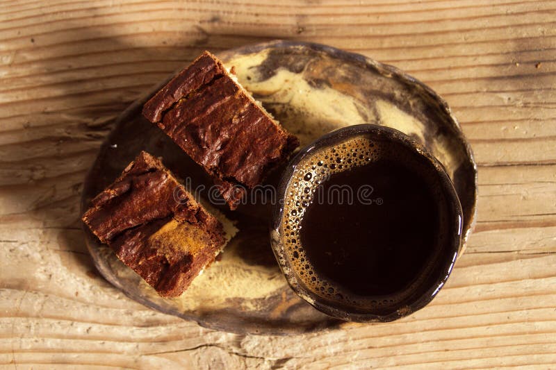 Torta di marmo e caffè nero forte fotografia stock libera da diritti