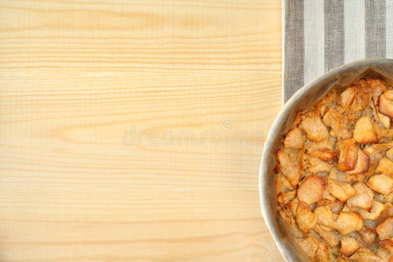 Torta di mele calda di recente al forno sulla tavola di legno fotografia stock libera da diritti Torta di mele calda di recente al forno sulla tavola di legno fotografia stock libera da diritti