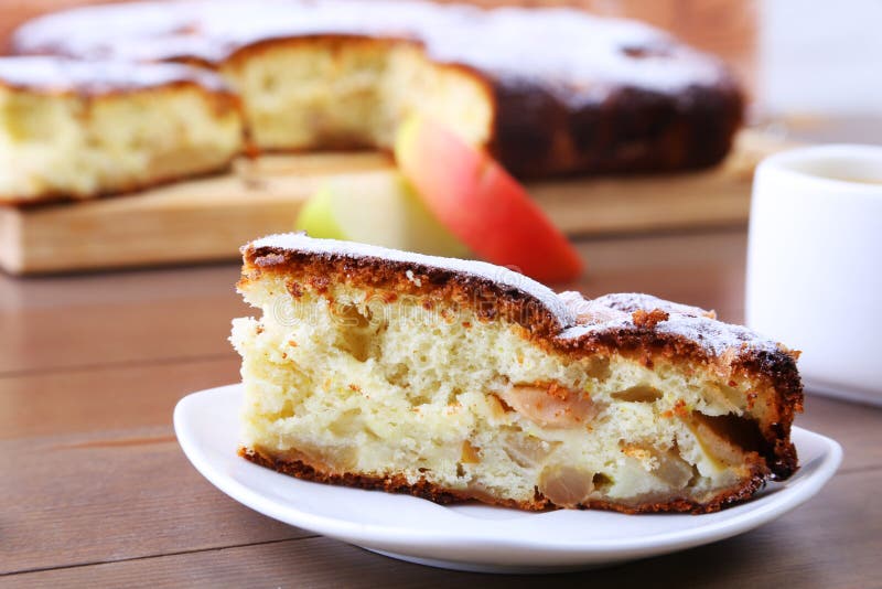 Torta di mele casalinga americana classica Pezzo di torta di mele e di tazza organiche saporite con il caff? del caff? espresso D immagine stock libera da diritti Torta di mele casalinga americana classica Pezzo di torta di mele e di tazza organiche saporite con il caff? del caff? espresso D immagine stock libera da diritti