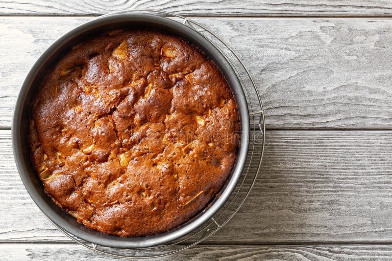 Torta di mele casalinga Charlotte del vegano in piatto bollente immagine stock Torta di mele casalinga Charlotte del vegano in piatto bollente immagine stock