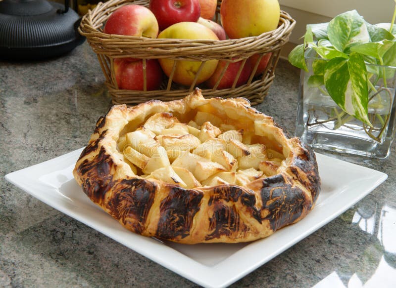 Torta di mele con le mele nel fondo immagine stock libera da diritti Torta di mele con le mele nel fondo immagine stock libera da diritti